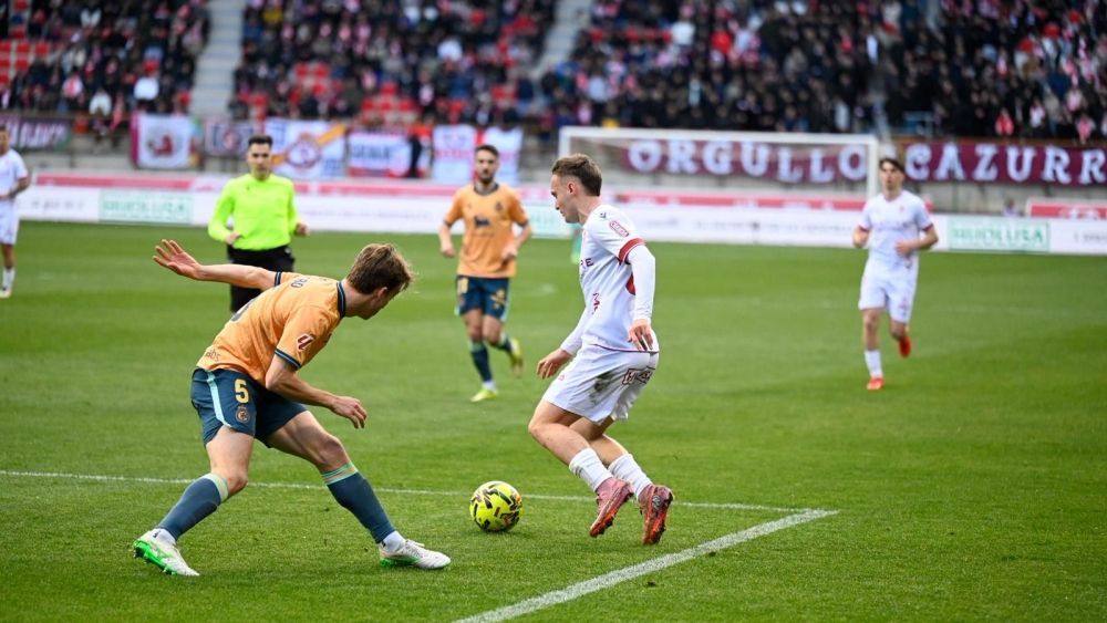 Tresaco encarando a un defensor del Racing en el último partido en el Reino. SAÚL ARÉN