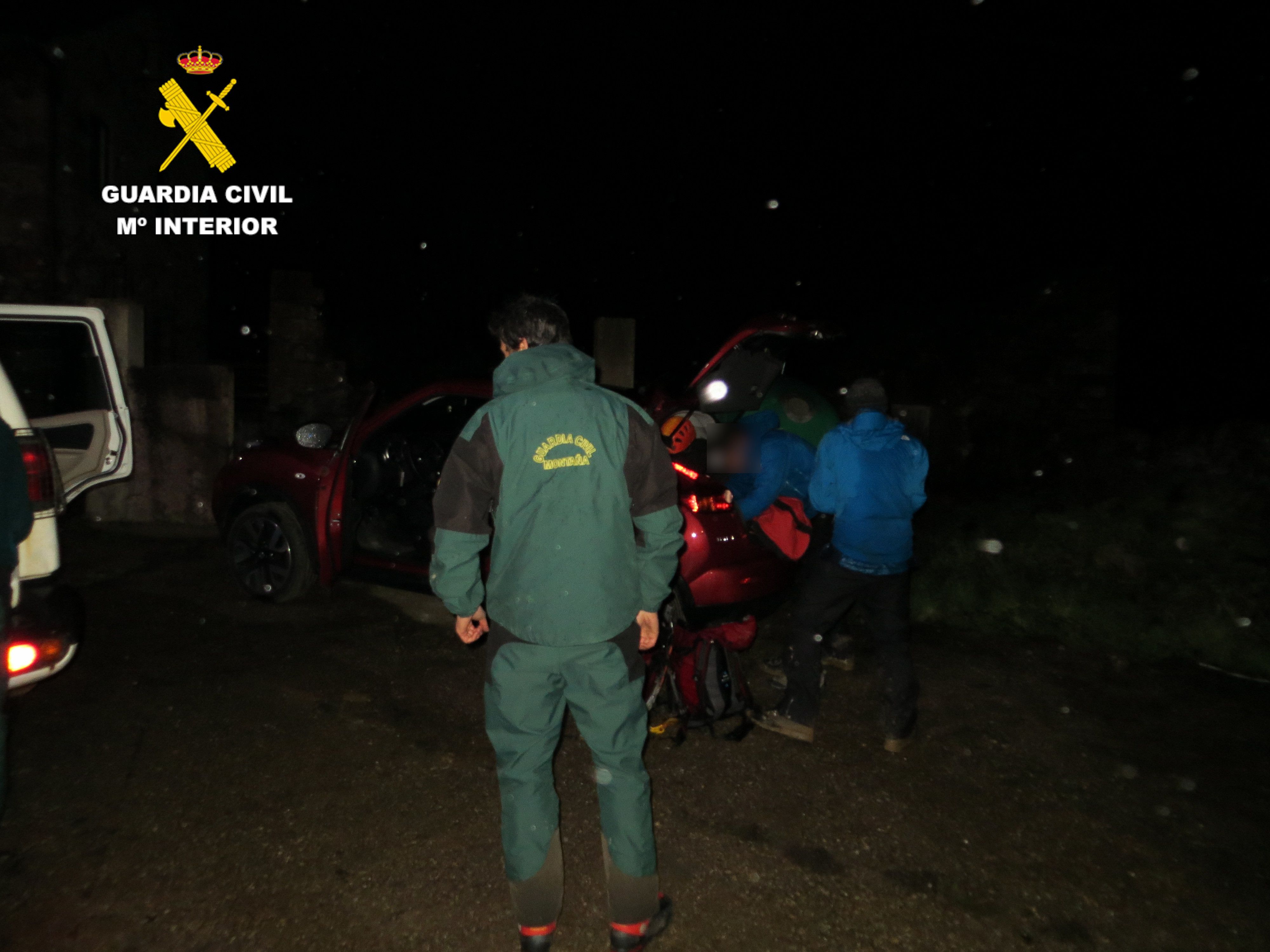 Un momento del rescate de los senderistas en Geras.  | GUARDIA CIVIL
