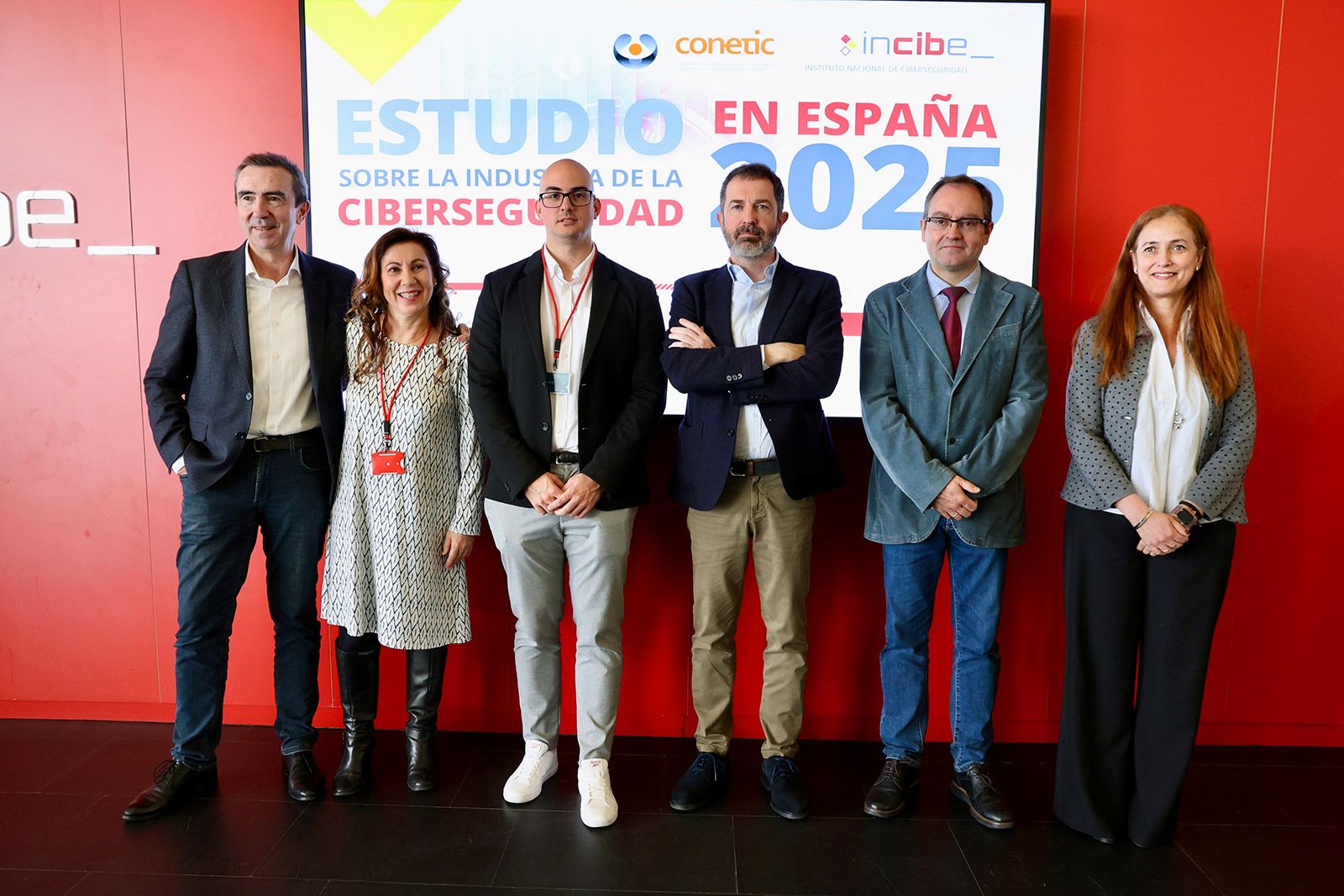 Foto de familia de la presentación del estudio en el Incibe. | ICAL