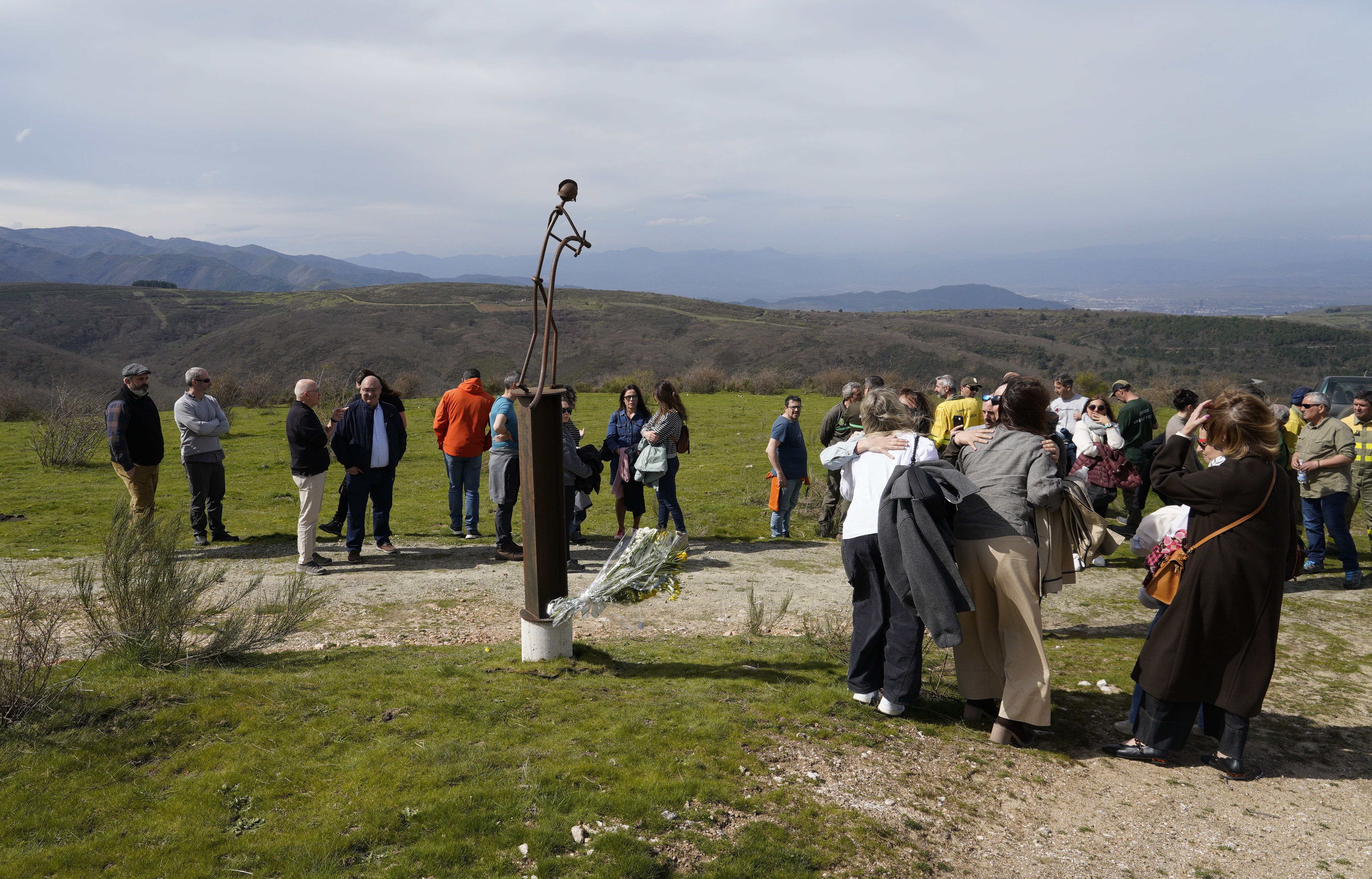Una estatua recuerda al bombero fallecido en el incendio de Llamas de Cabrera. | CÉSAR SÁNCHEZ (ICAL)