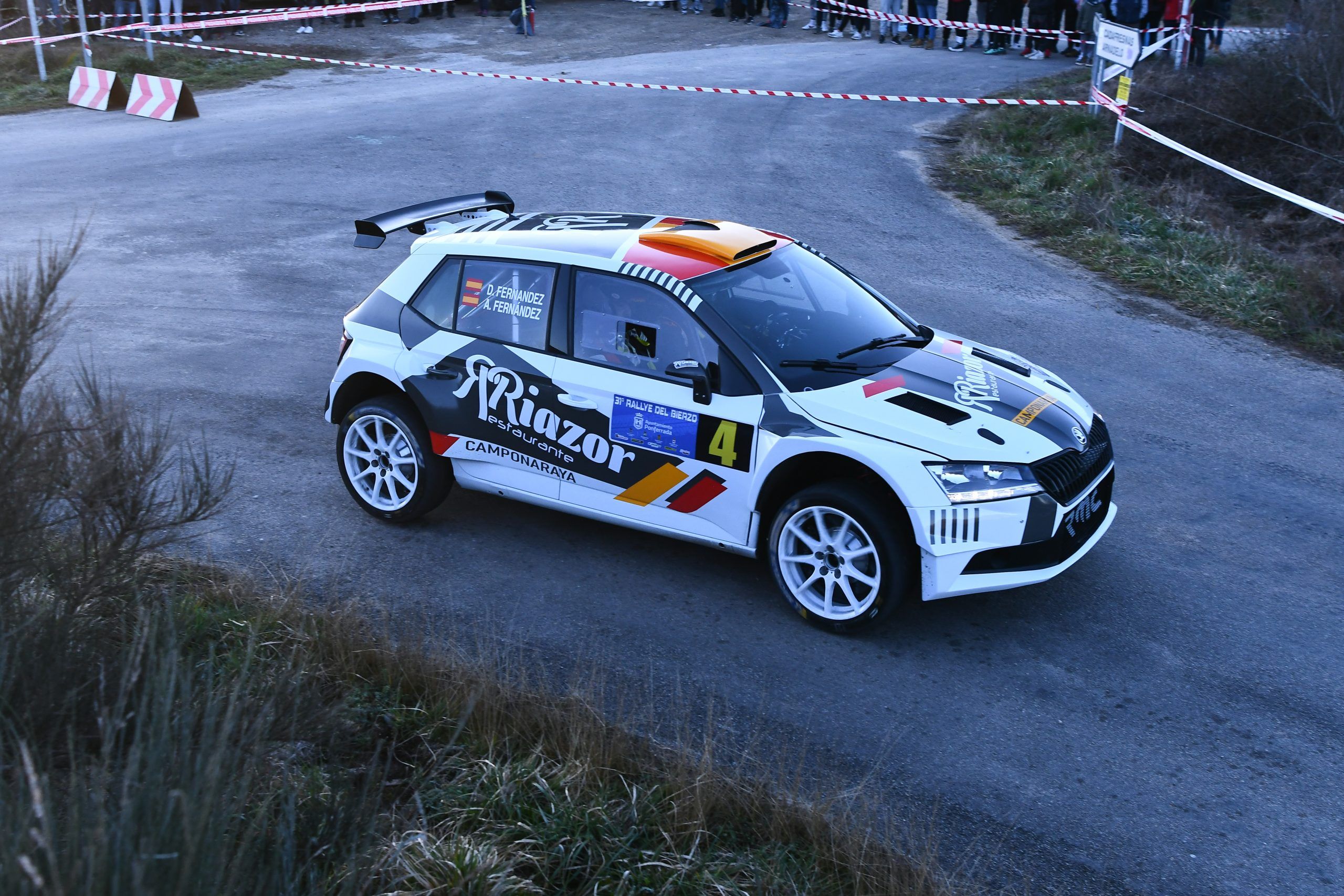 Uno de los momentos de la edición del 2024 del Rally del Bierzo que regresa este fin de semana. ENRIQUE RAMÓN