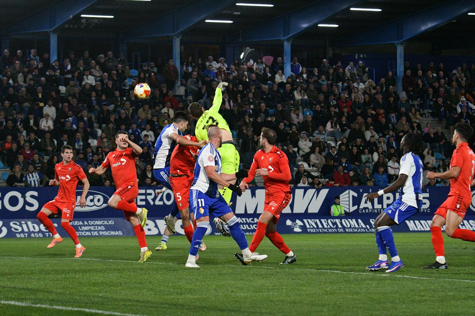 La Ponferradina tiene un gran déficit de puntos en casa, algo que compensa con los grandes números a domicilio. ENRIQUE RAMÓN