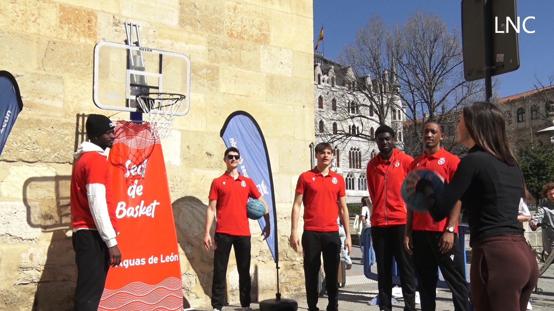 Los jugadores de la Cultural y Deportiva Leonesa de Baloncesto acompañaron a los leoneses en la actividad impulsada por 'Aguas de León'. | L.PASTORIZA