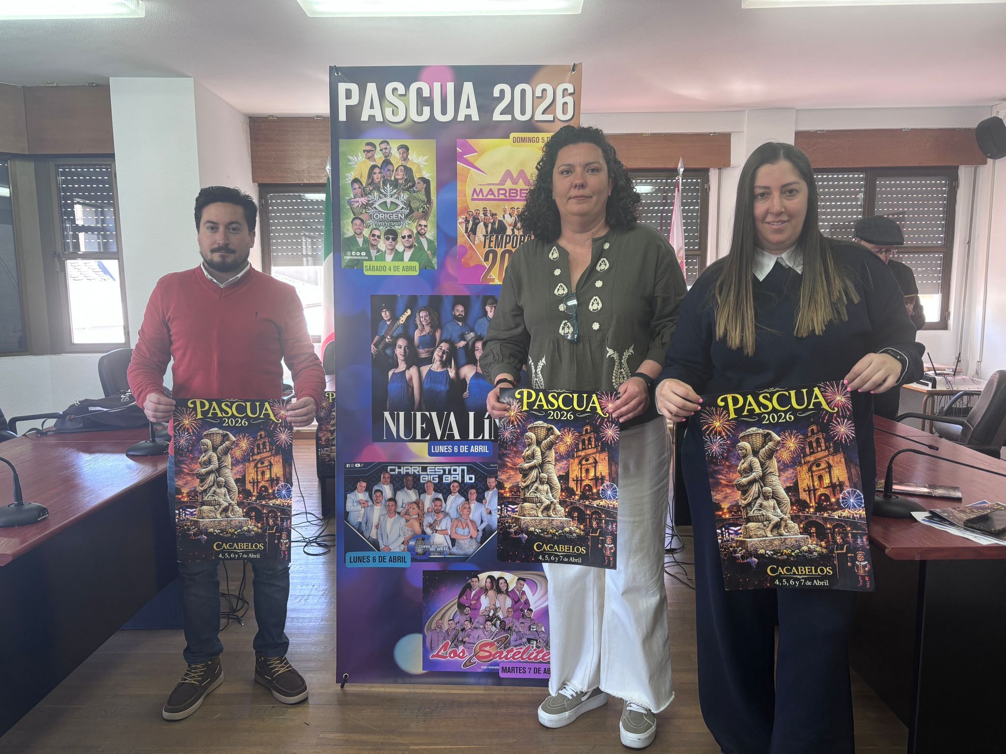 El equipo de gobierno de Cacabelos presenta el programa de la Pascua. | JAVIER FERNÁNDEZ