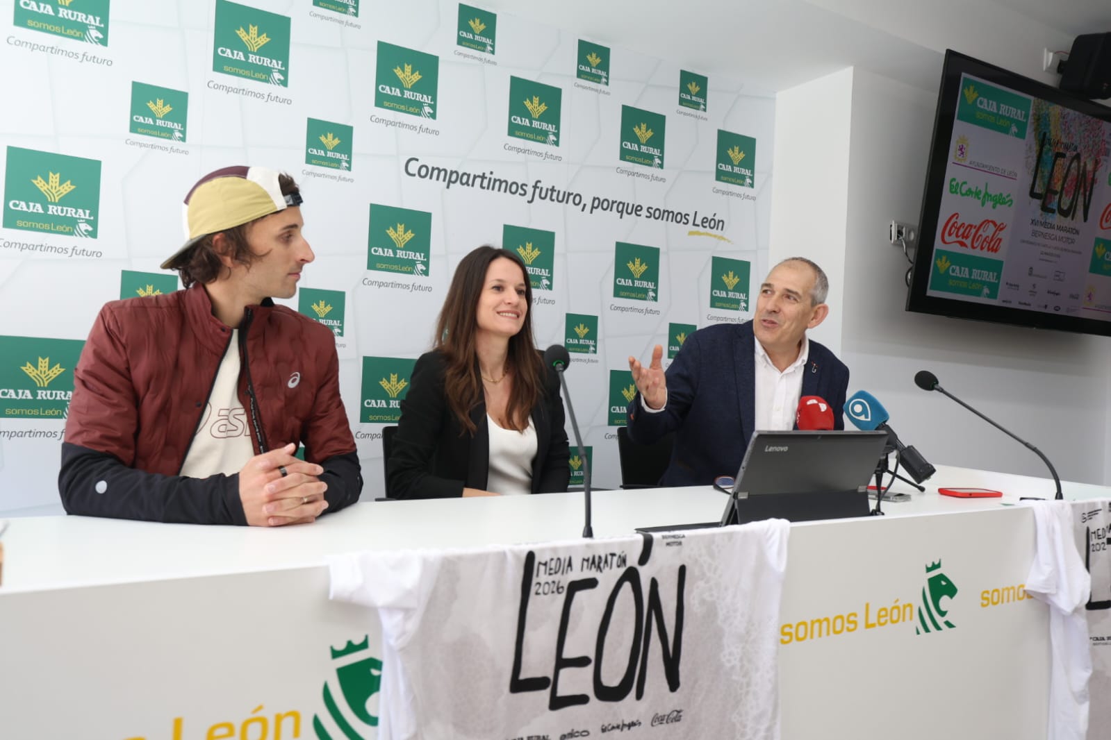 Caja Rural acogió la presentación de la camiseta de la Media Maratón de León.  FERNANDO OTERO