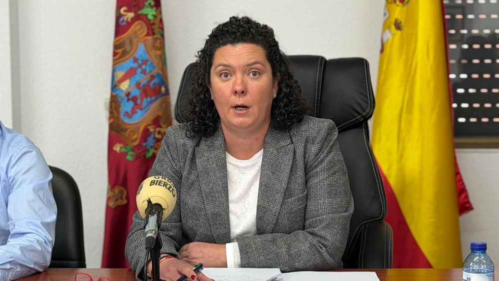 La alcaldesa de Cacabelos, Irene González, en rueda de prensa. | J.F.