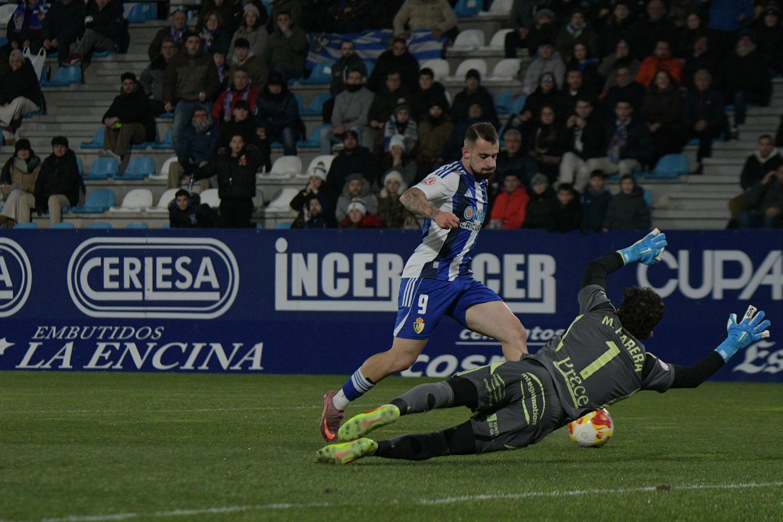 Cortés disparando a portería durante el partido ante el Racing de Ferrol, uno de los rivales directos por el objetivo, como lo es ahora Unionistas. ENRIQUE RAMÓN