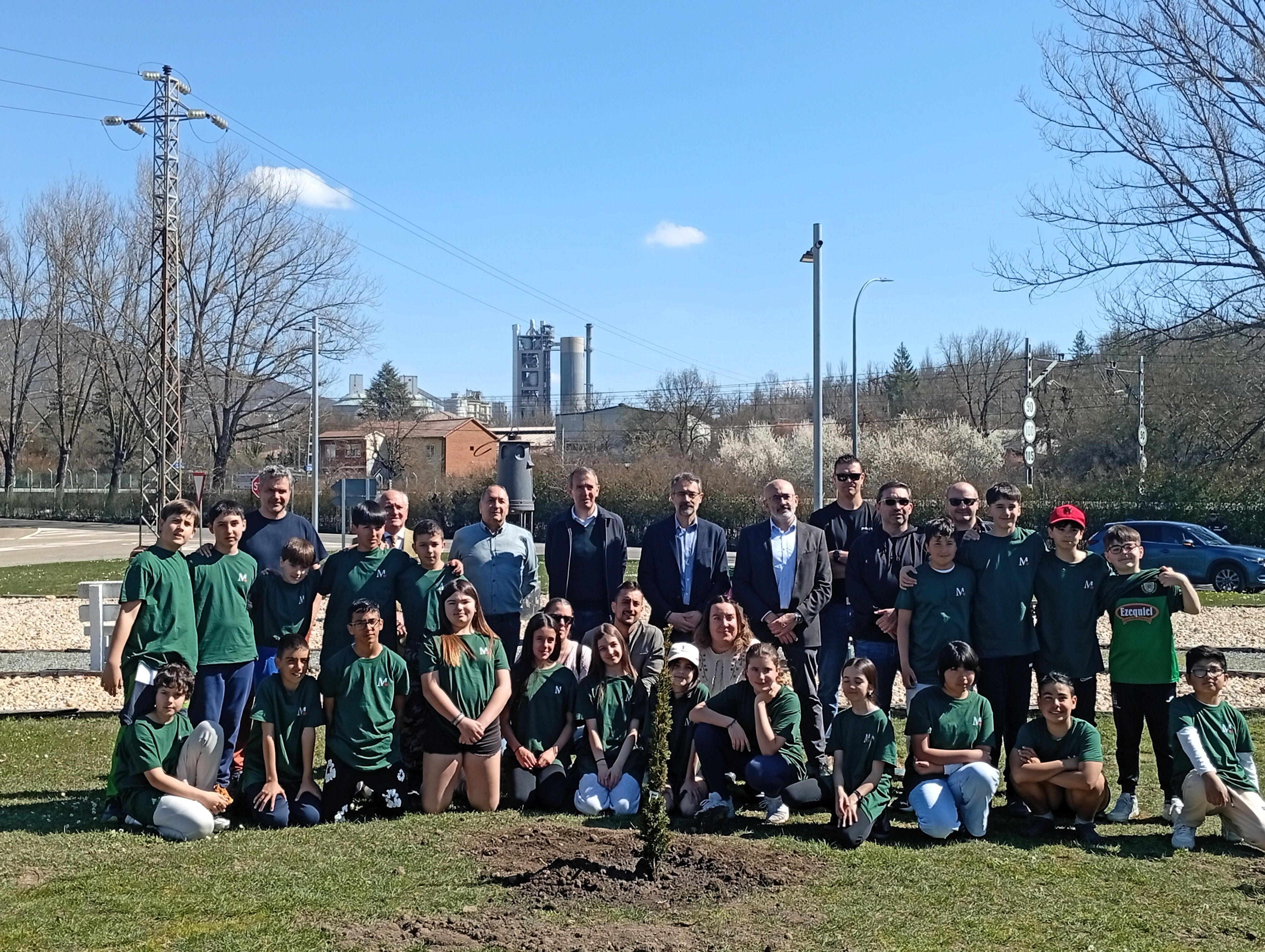 Imagen de grupo tras finalizar la jornada de plantación en La Robla.| E. NIÑO