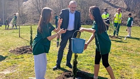 Un momento de la jornada de plantación en La Robla. E. NIÑO (1)