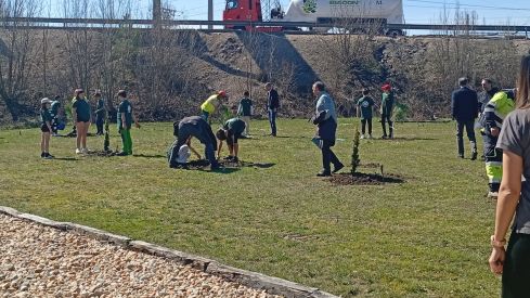 Un momento de la jornada de plantación en La Robla. E. NIÑO (2)