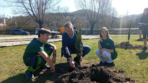 Un momento de la jornada de plantación en La Robla. E. NIÑO (3)