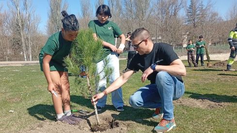Un momento de la jornada de plantación en La Robla. E. NIÑO (4)