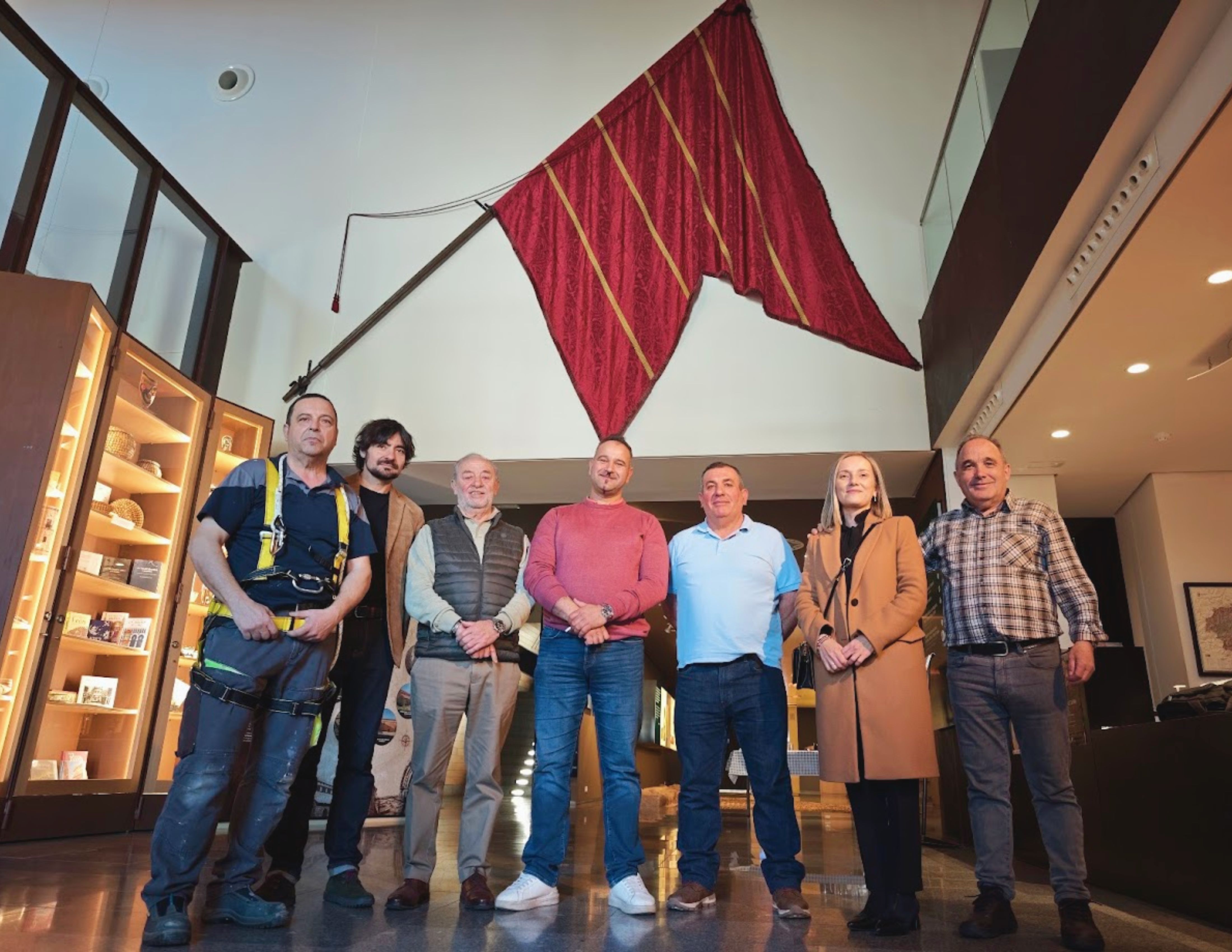 Un instante de la incorporación del pendón al Museo de los Pueblos Leoneses. | L.N.C.