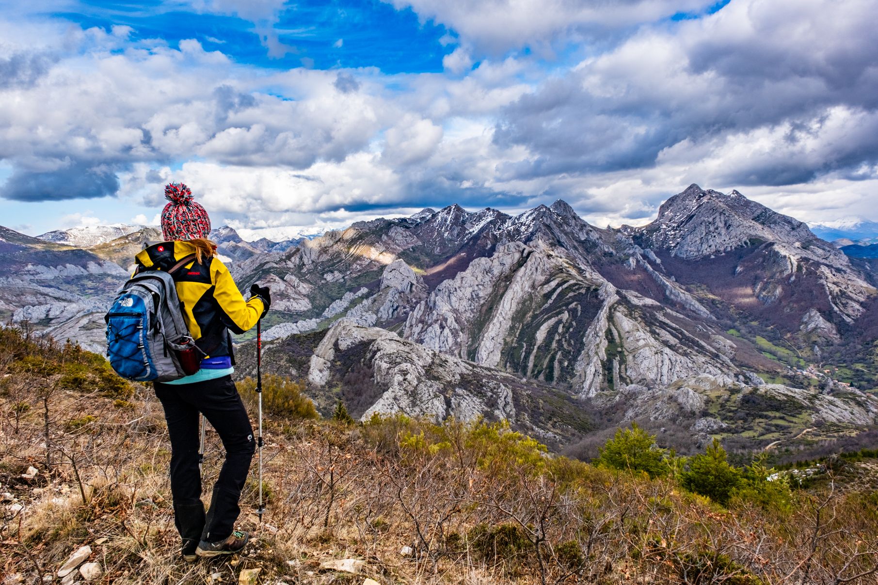 Vista hacia las Peñas Pintas con Salamón abajo. | VICENTE GARCÍA Vista hacia las Peñas Pintas con Salamón abajo. | VICENTE GARCÍA