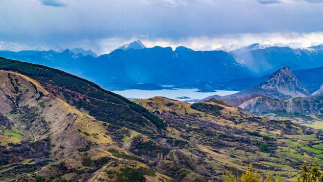 12 Valle de Reyero con la Peña Forcada sobre el pantano del Porma