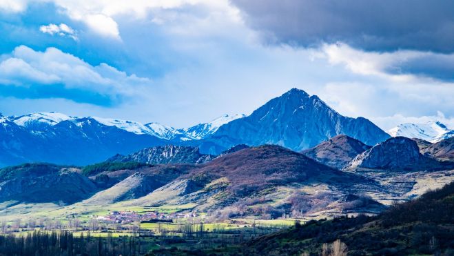 14 Valle de Reyero dominado por el pico Susarón 