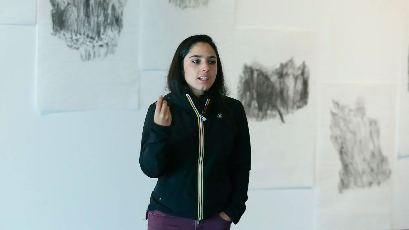 La artista alemana de ascendencia iraní Kimia Kamvari expone ‘Anverso y reverso’ en Cerezales. | GORKA ESTRADA La artista alemana de ascendencia iraní Kimia Kamvari expone ‘Anverso y reverso’ en Cerezales. | GORKA ESTRADA