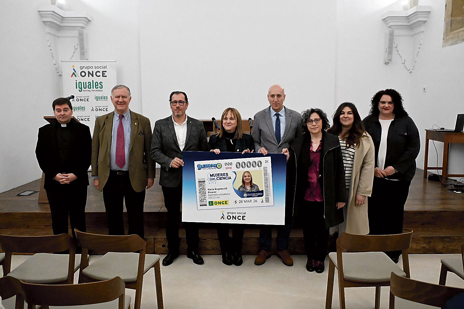Foto de familia de los participantes en la presentación del cupón de la Once | SAÚL ARÉN
