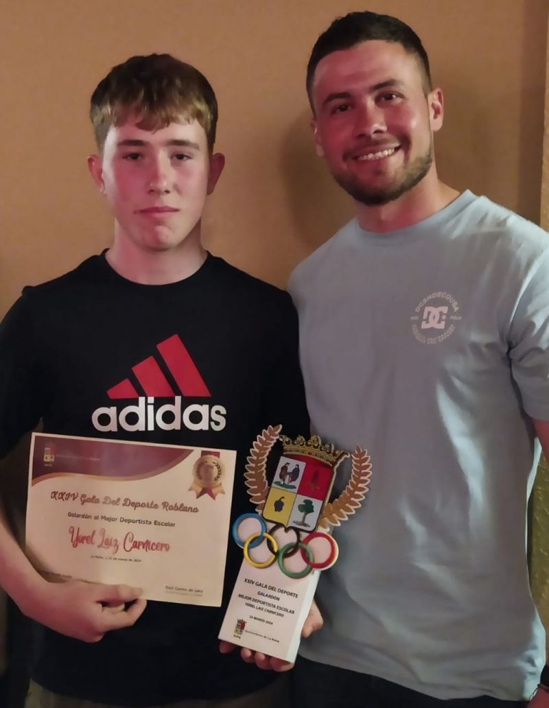 Yorel con su monitor de lucha leonesa, Rubo, en el Club Valle del Curueño