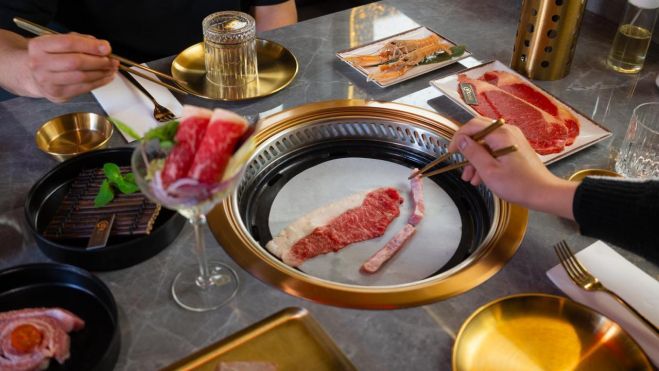 Los comensales pueden dar a la carne su toque personal en las mesas de Okane BBQ Los comensales pueden dar a la carne su toque personal en las mesas de Okane BBQ