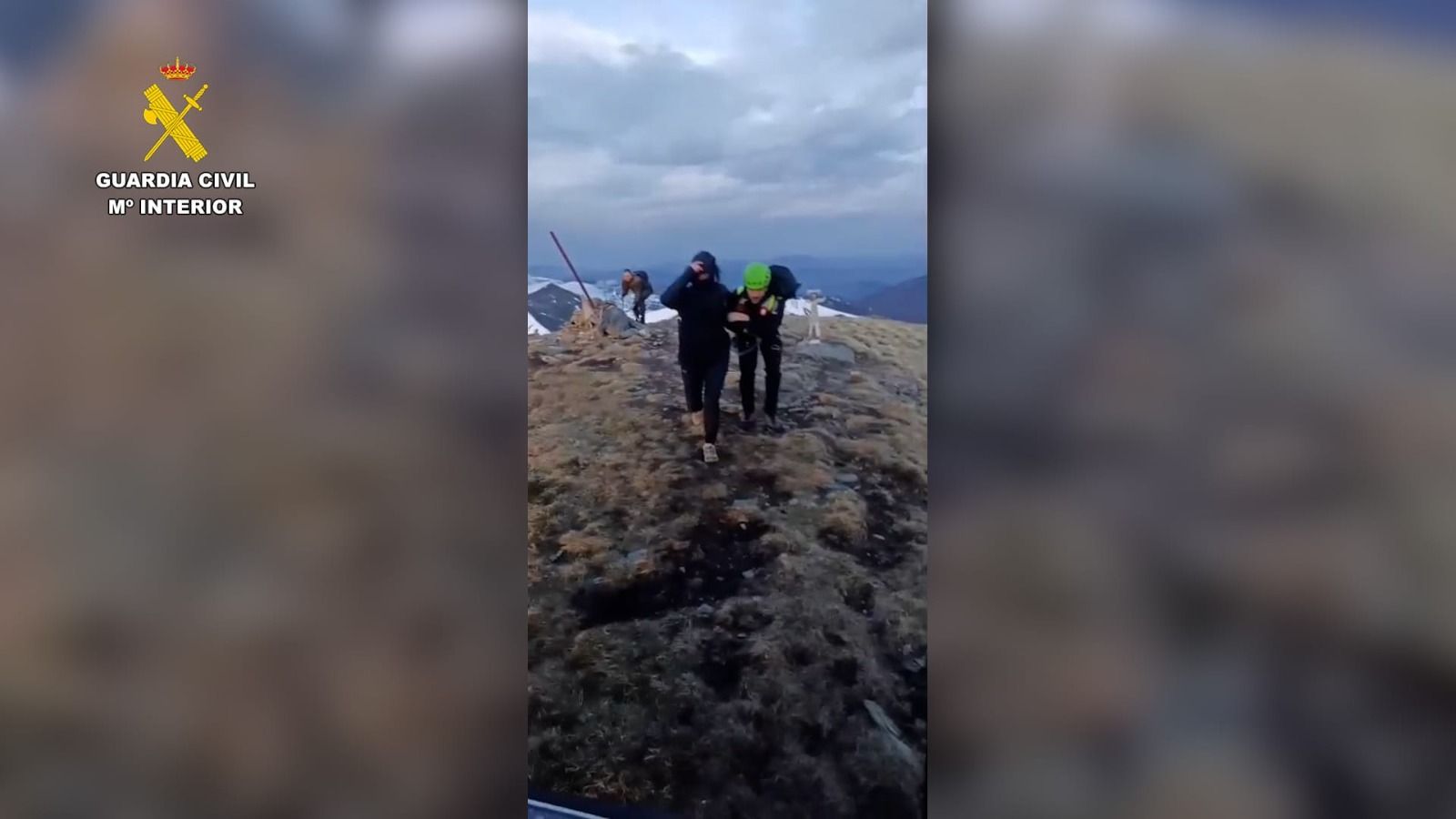 Momento del rescate de los montañeros en el Alto del Bastallar, en Vega de Espinareda. | GUARDIA CIVIL Momento del rescate de los montañeros en el Alto del Bastallar, en Vega de Espinareda. | GUARDIA CIVIL