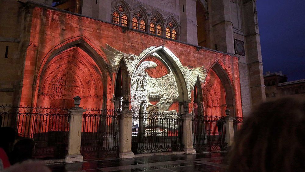 Las proyecciones sobre la Catedral de León regresan este sábado. | FERNANDO OTERO