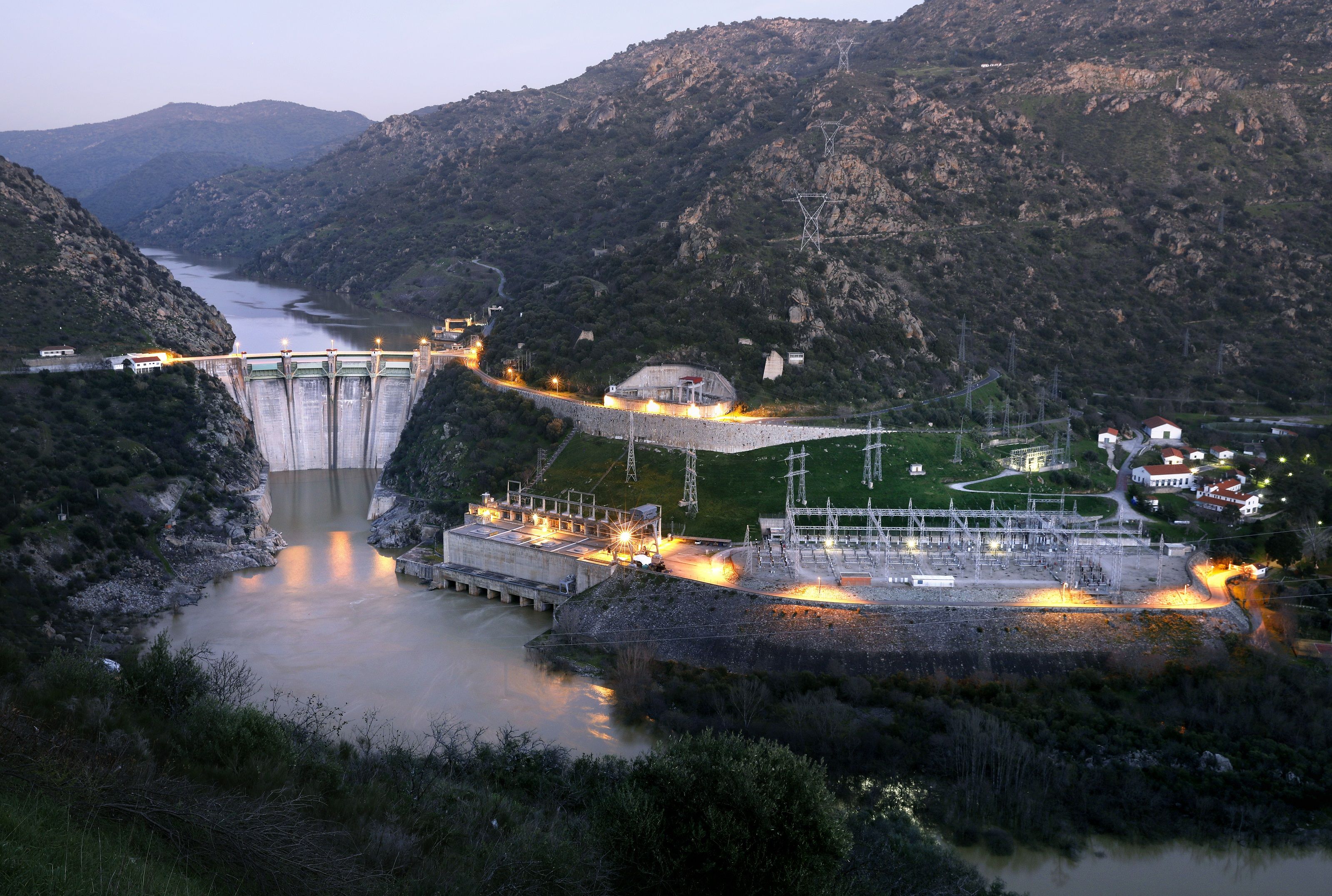En la fotografía, vista de la central, embalse y presa de Saucelle.