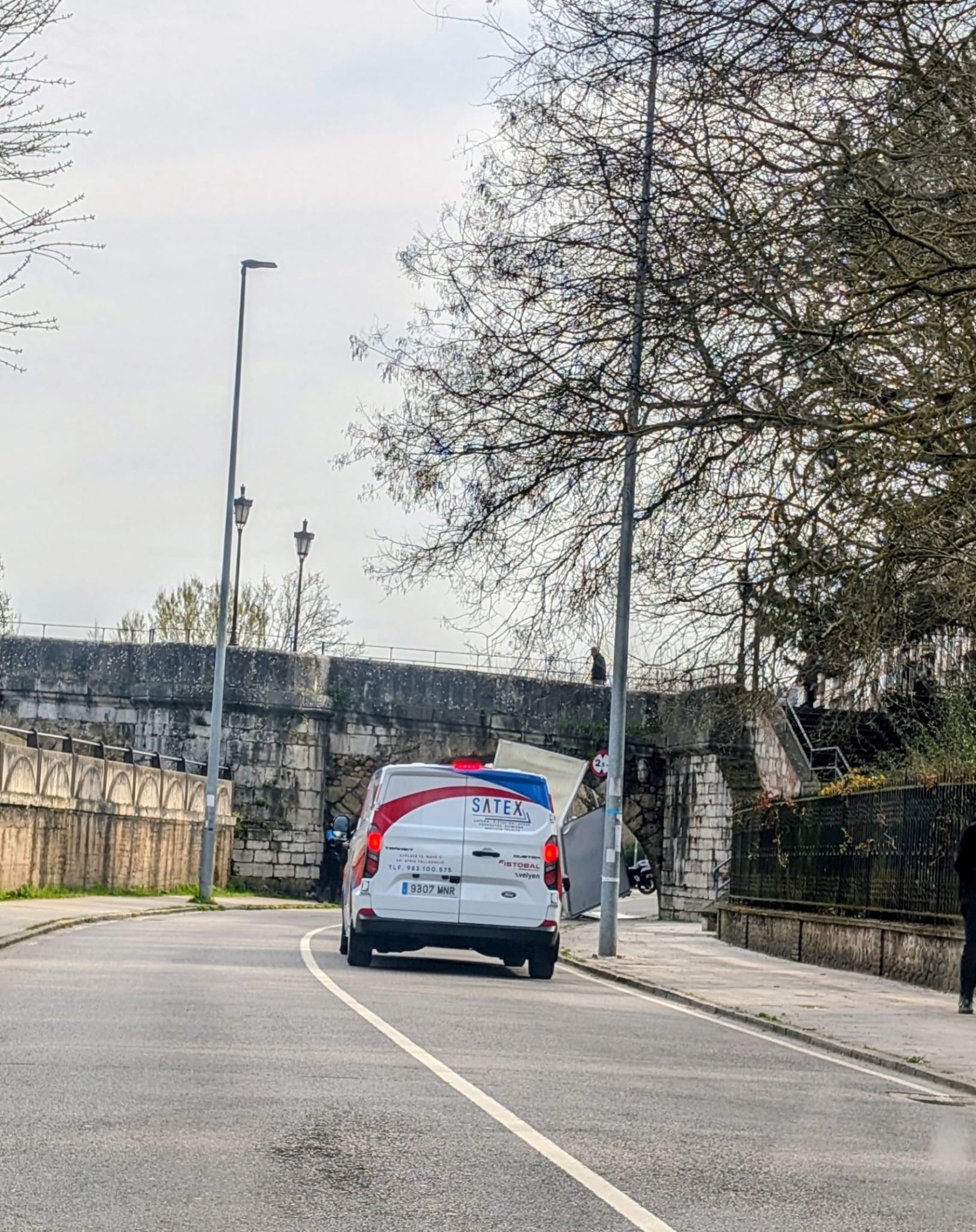 Imagen del furgón que se ha empotrado este viernes contra el puente de San Marcos. | LNC