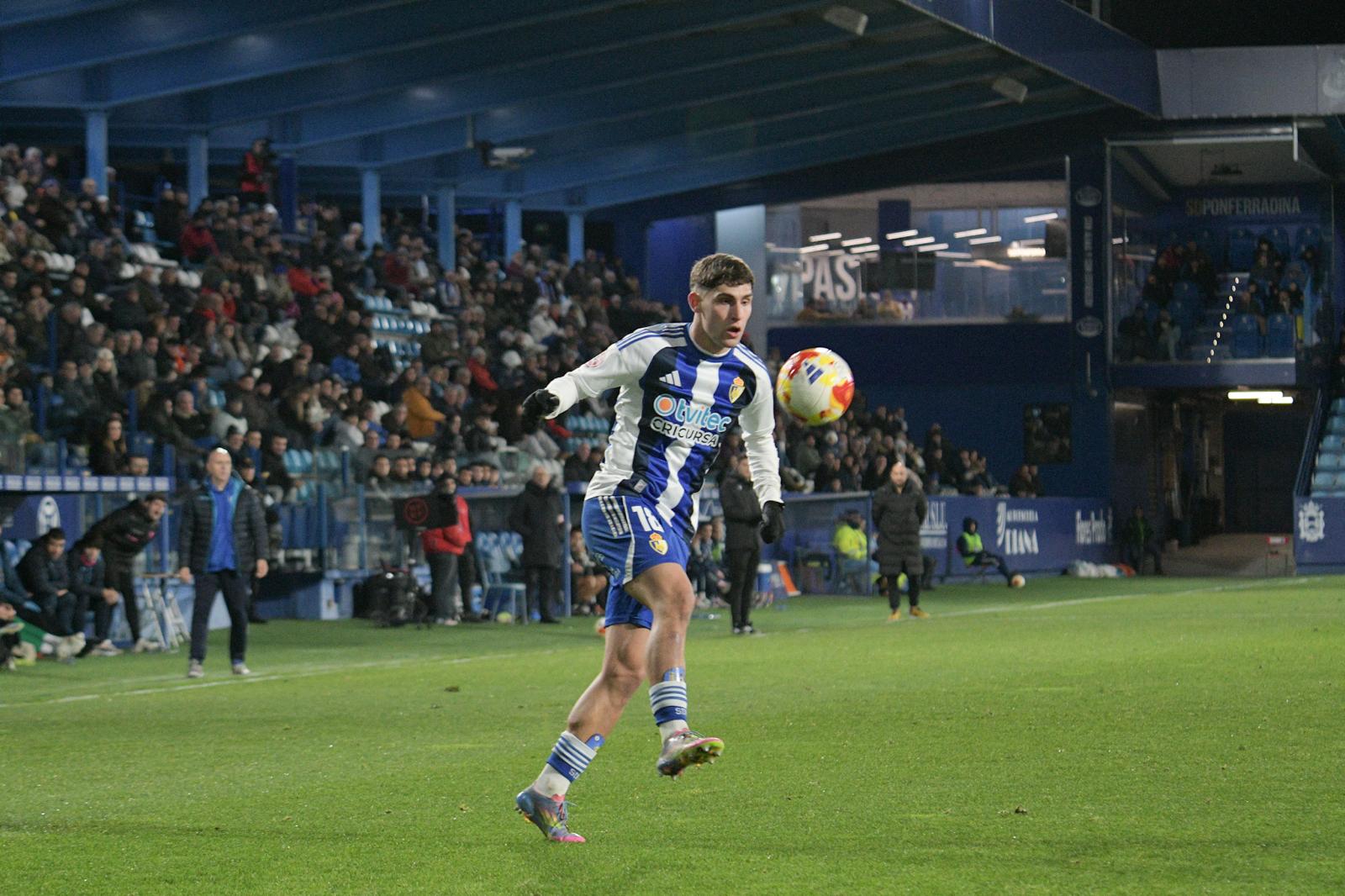 La Ponferradina busca volver a la senda de la victoria para seguir dentro de la lucha por el ‘playoff’. ENRIQUE RAMÓN