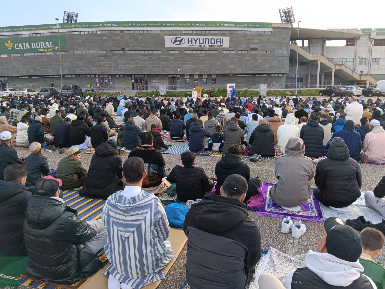Cientos de musulmanes celebran el fin del Ramadán en el aparcamiento del Reino de León. | L.N.C.