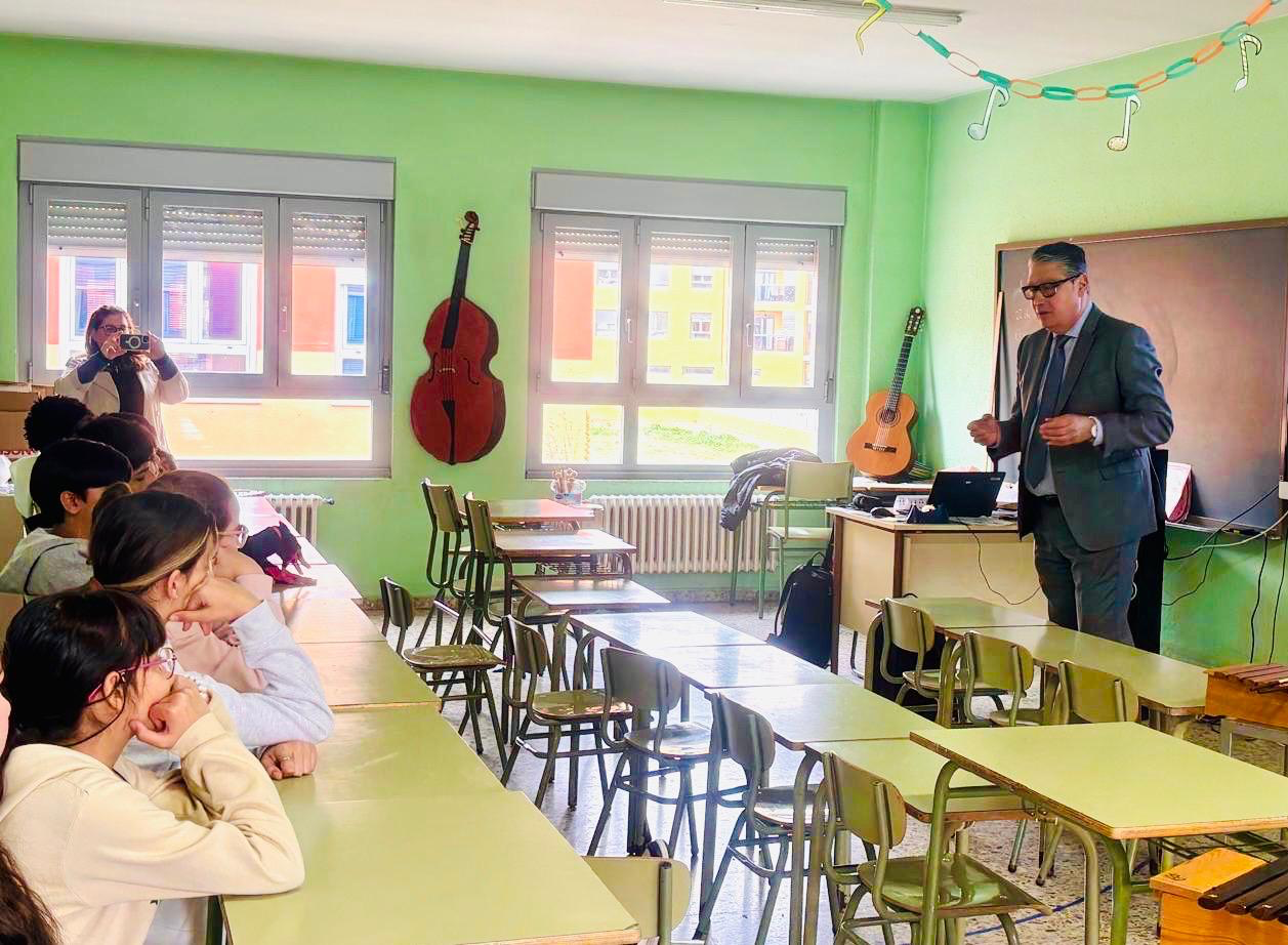 El concejal de Desarrollo Urbano, Luis Miguel García Copete, ha participado en una  las actividades del Día del Agua en el Ceip Javier. |L.N.C. 
