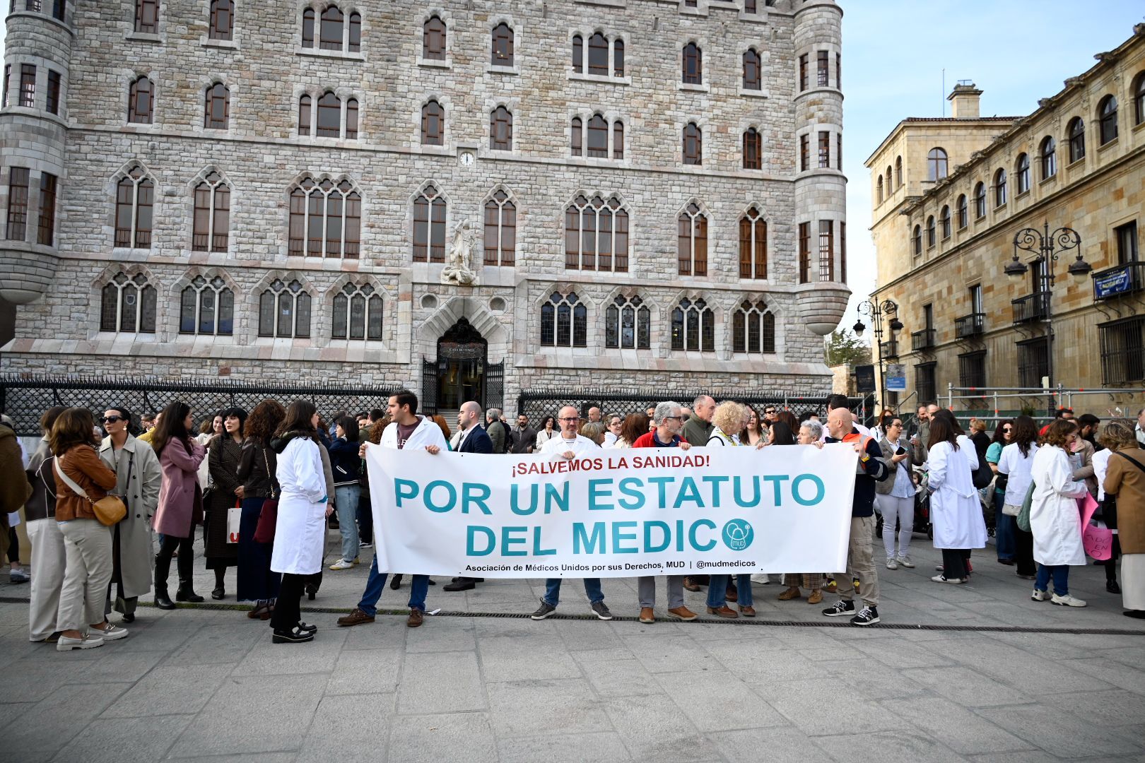 Un instante de la manifestación que los médicos leoneses iniciaron este viernes desde la plaza de Botines | SAÚL ARÉN Un instante de la manifestación que los médicos leoneses iniciaron este viernes desde la plaza de Botines | SAÚL ARÉN