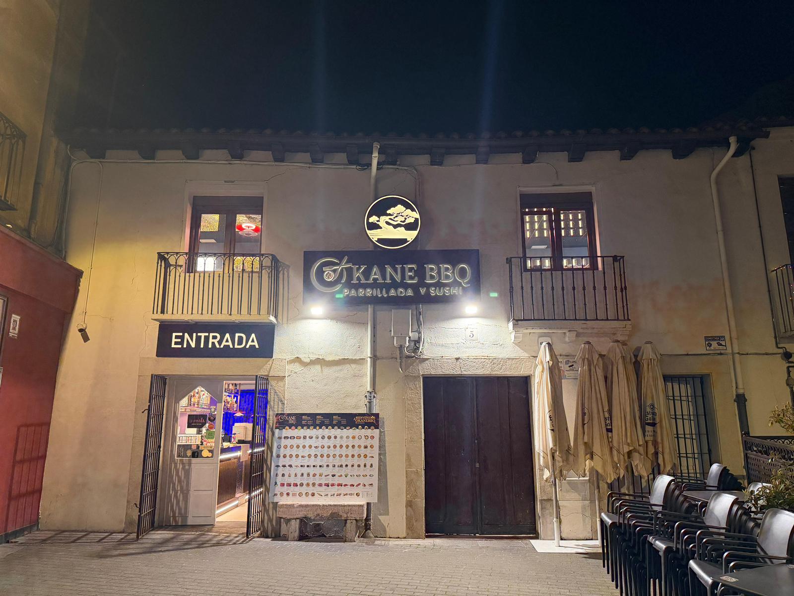 Imagen de la fachada exterior del restaurante Okane BBQ, ubicado en el número cinco de la calle Regidores. | L.N.C. Imagen de la fachada exterior del restaurante Okane BBQ, ubicado en el número cinco de la calle Regidores. | L.N.C.