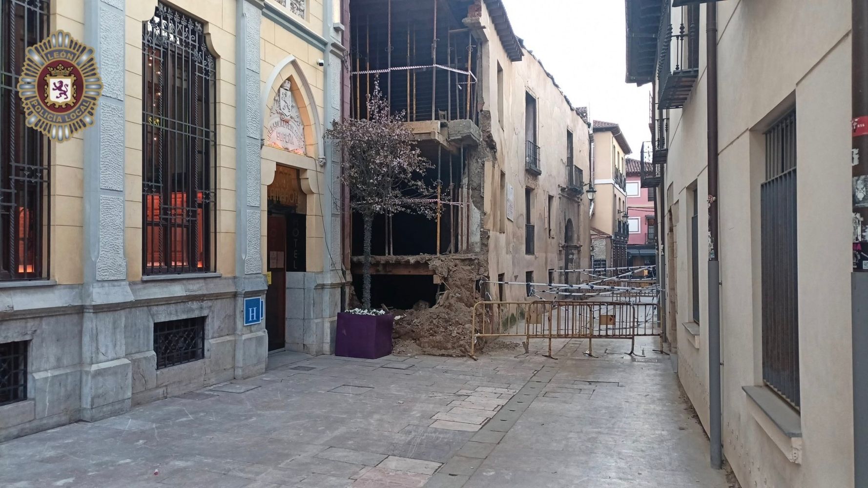 Calle Dámaso Merino cortada por riesgo de derrumbe | POLICIA LOCAL