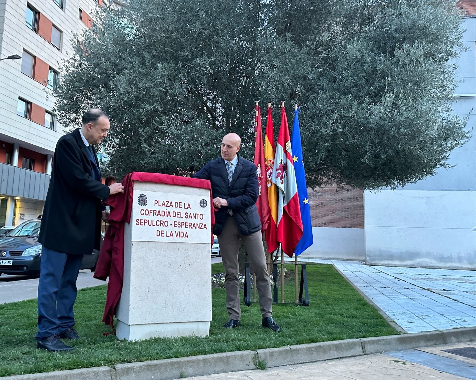 Instante exacto en el que se descubre la placa frente a la parroquia de San Froilán. | L.N.C.
