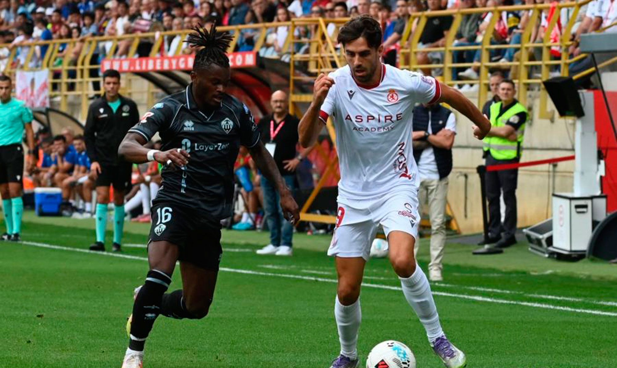 El atacante de la Cultural, Sobrino, es presionado por Cipenga, con el que no contará este lunes el Castellón. | LALIGA El atacante de la Cultural, Sobrino, es presionado por Cipenga, con el que no contará este lunes el Castellón. | LALIGA