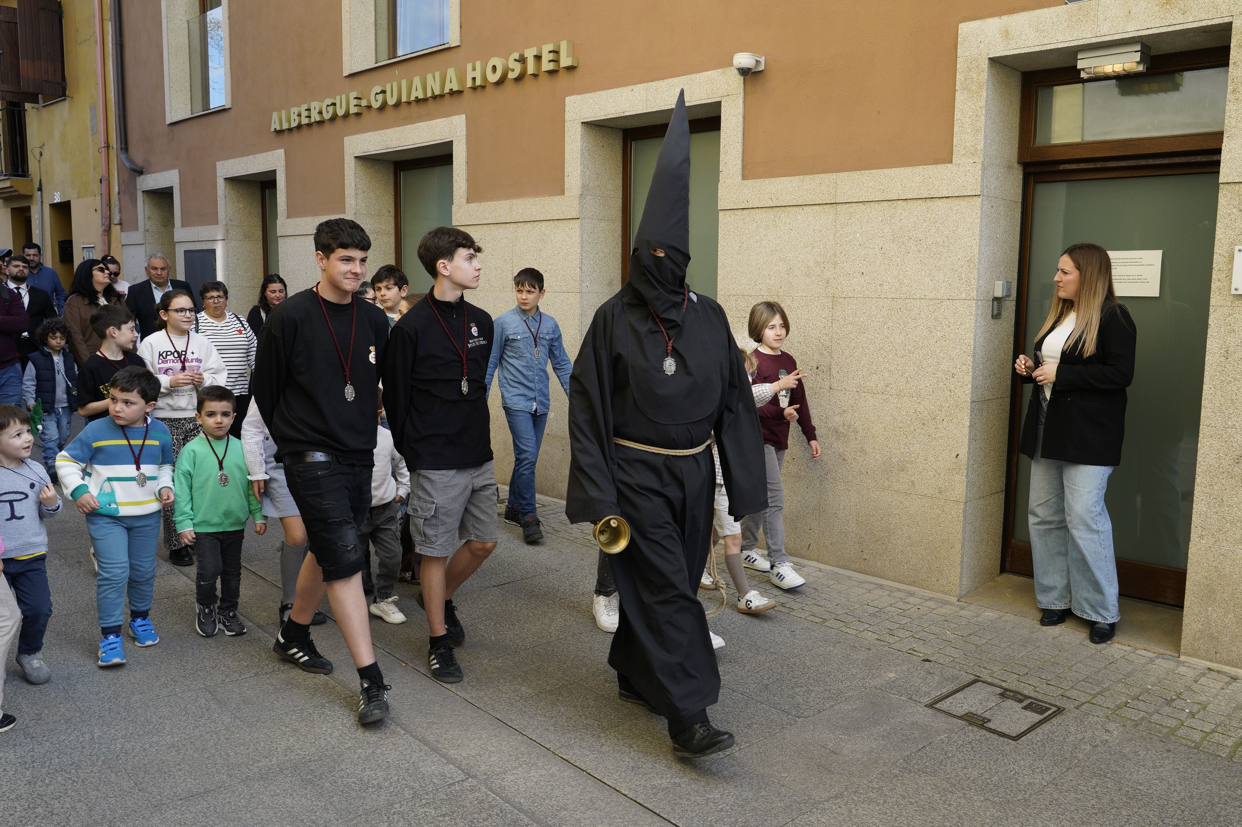 El Nazareno Lambrión Chupacandiles volvió a salir por la puerta de la Basílica de la Encina de Ponferrada. | C.S. (iCAL) El Nazareno Lambrión Chupacandiles volvió a salir por la puerta de la Basílica de la Encina de Ponferrada. | C.S. (iCAL)