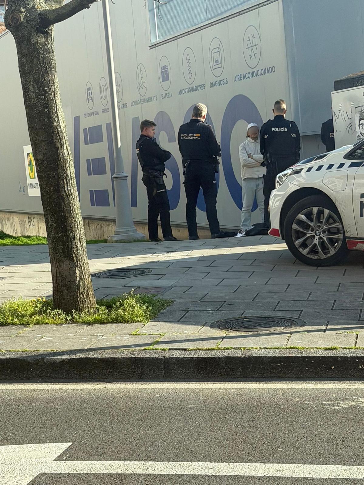 Detienen a un hombre en la calle Cruz Roja de León tras llevar a cabo un robo en un supermercado de la zona. | L.N.C. Detienen a un hombre en la calle Cruz Roja de León tras llevar a cabo un robo en un supermercado de la zona. | L.N.C.