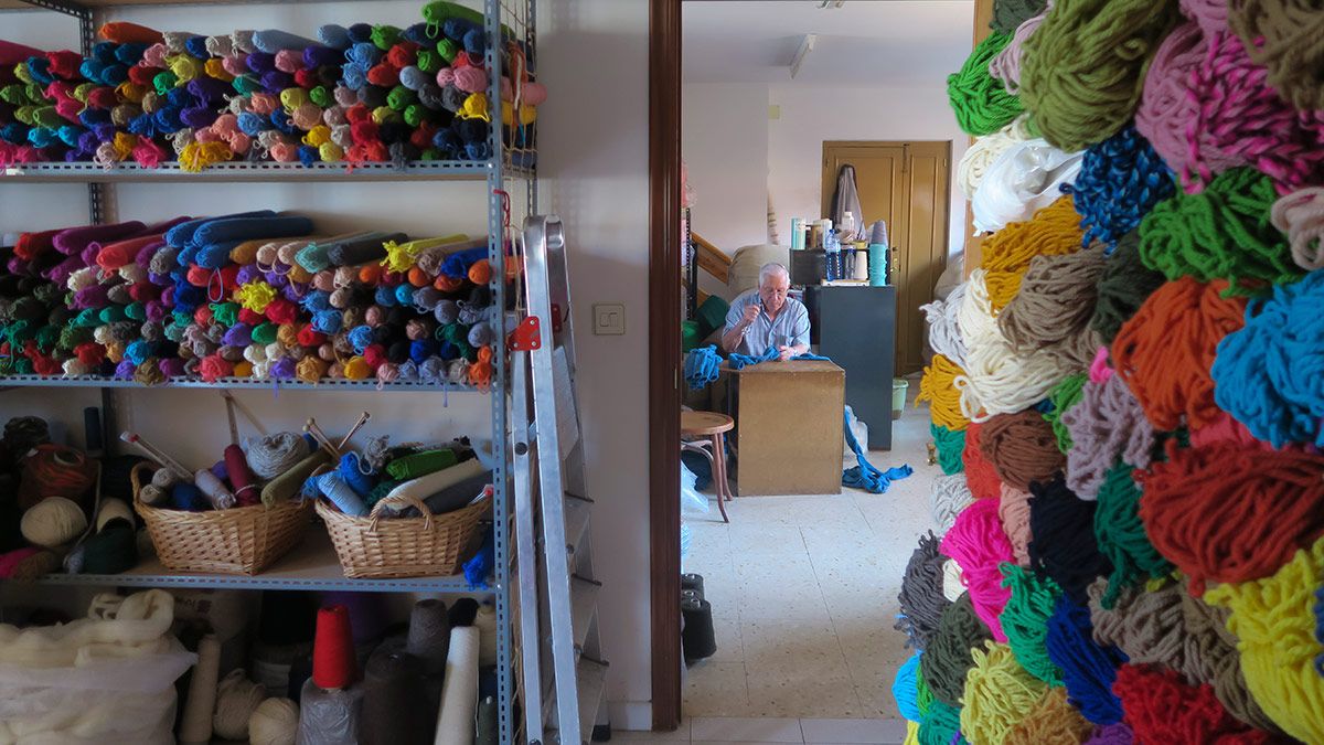 Proceso de desenlazado de calcetines en la empresa de artesanía textil Santiago Geijo de Val de San Lorenzo Val de San Lorenzo. | EDUARDO MARGARETO (ICAL)