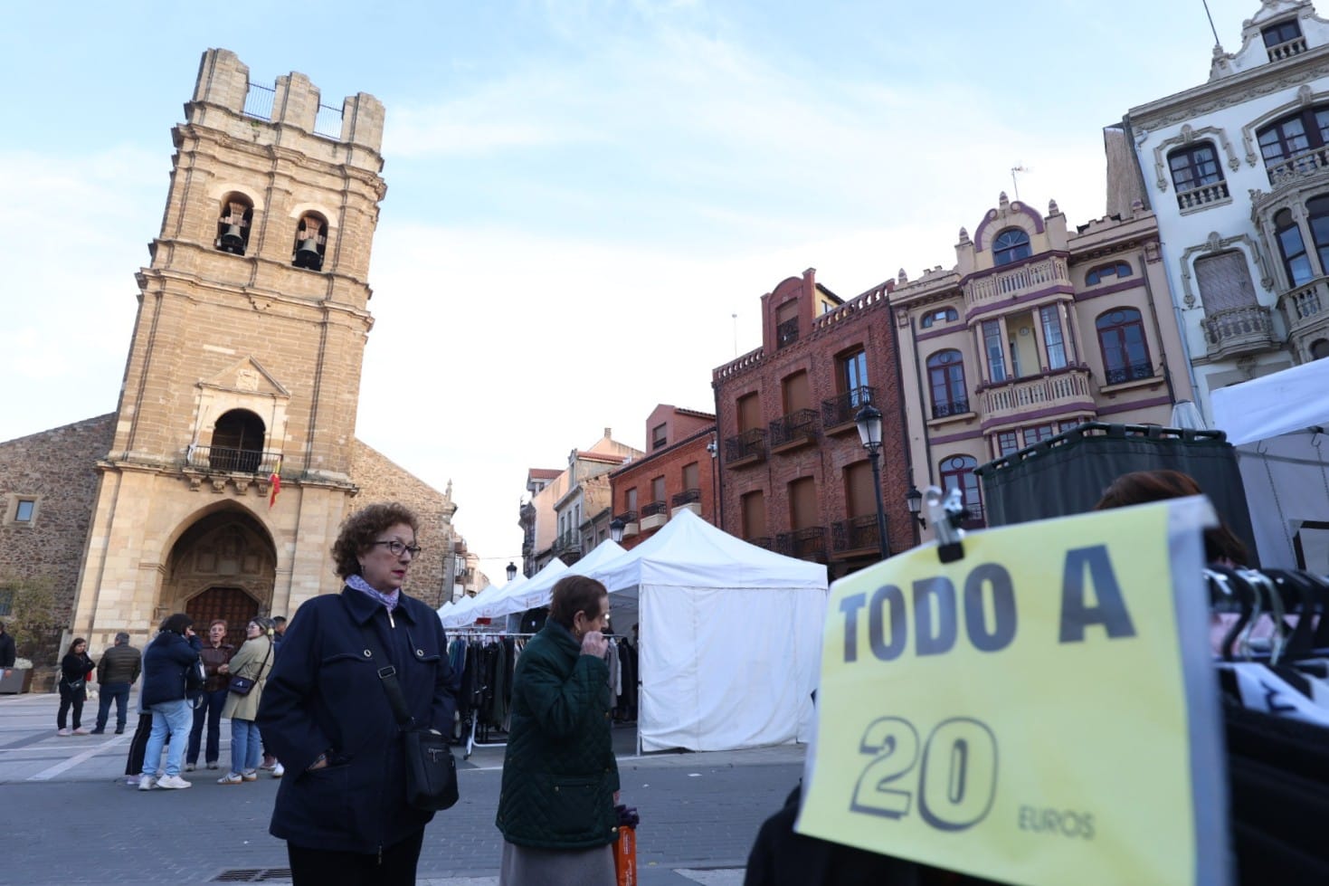 Las mejores gangas llenan la Plaza Mayor de La Bañeza Las mejores gangas llenan la Plaza Mayor de La Bañeza