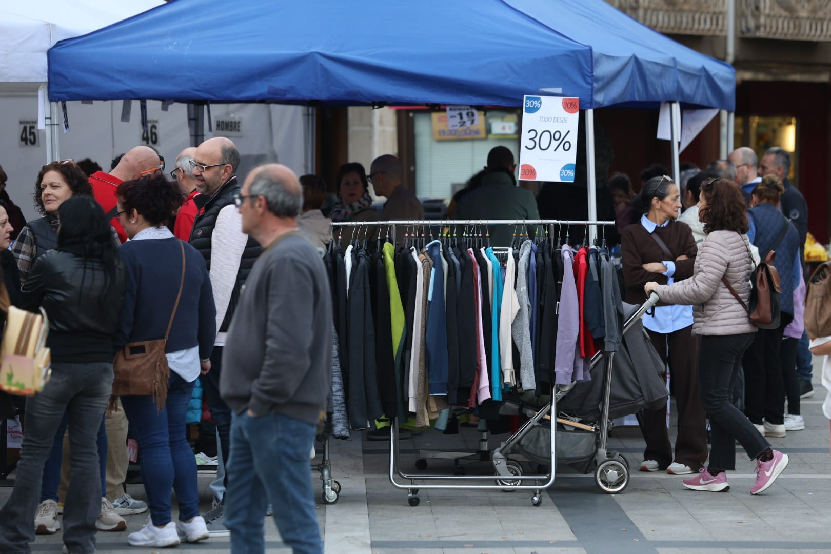 Las mejores gangas llenan la Plaza Mayor de La Bañeza 