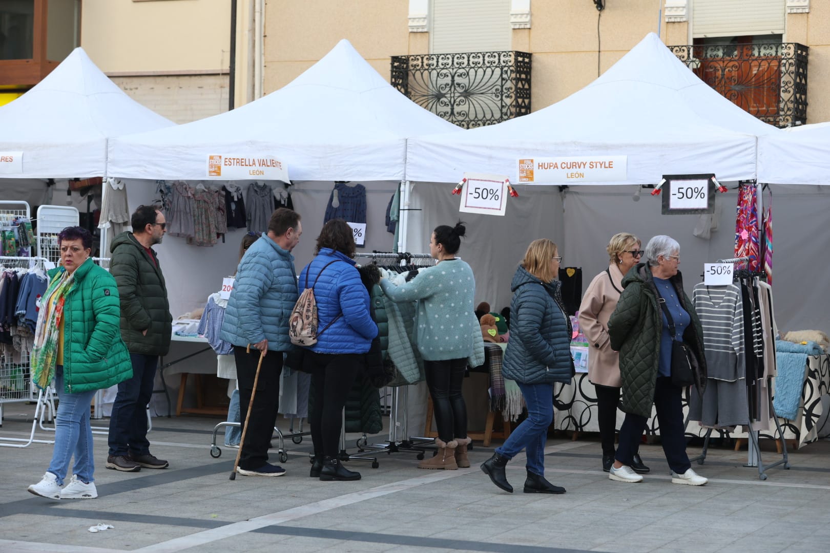 Las mejores gangas llenan la Plaza Mayor de La Bañeza