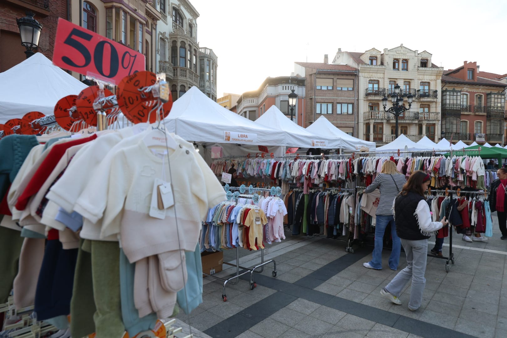 Las mejores gangas llenan la Plaza Mayor de La Bañeza 