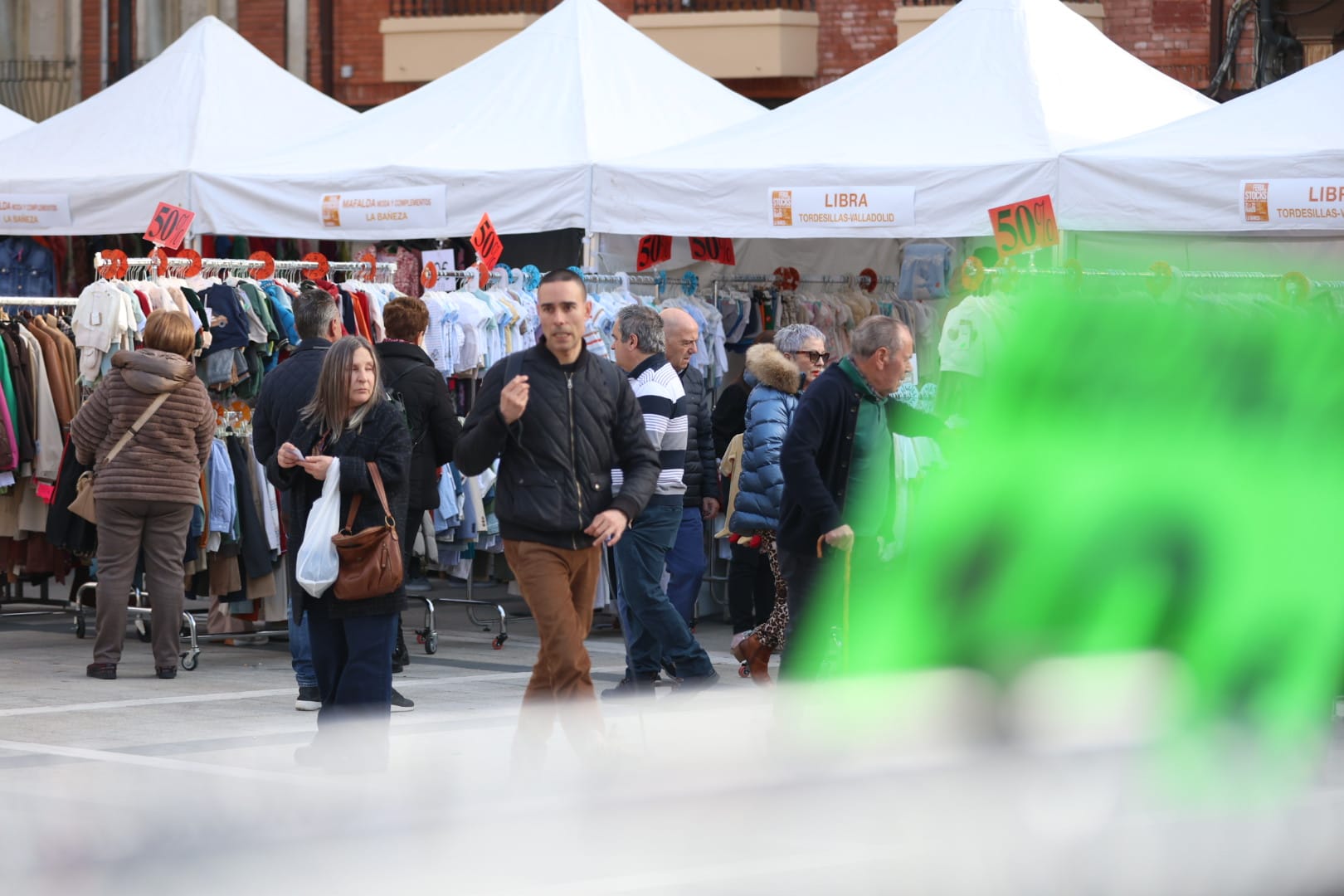 Las mejores gangas llenan la Plaza Mayor de La Bañeza