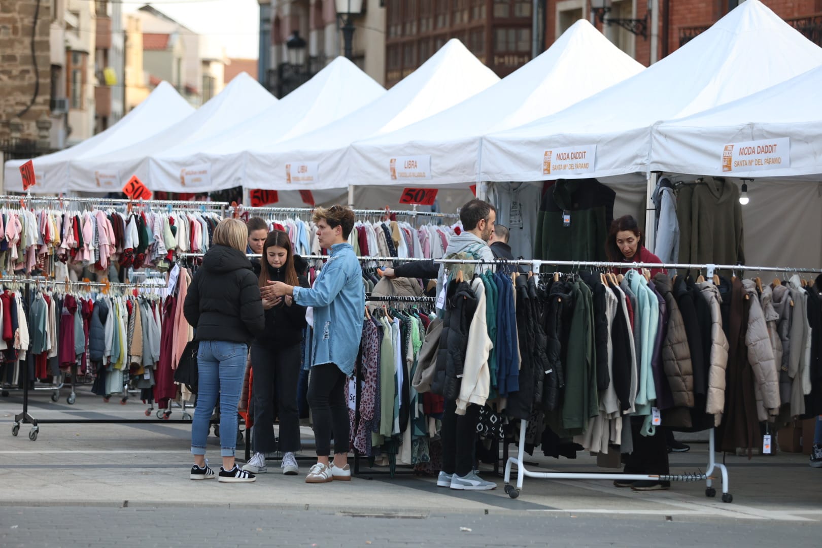 Las mejores gangas llenan la Plaza Mayor de La Bañeza 