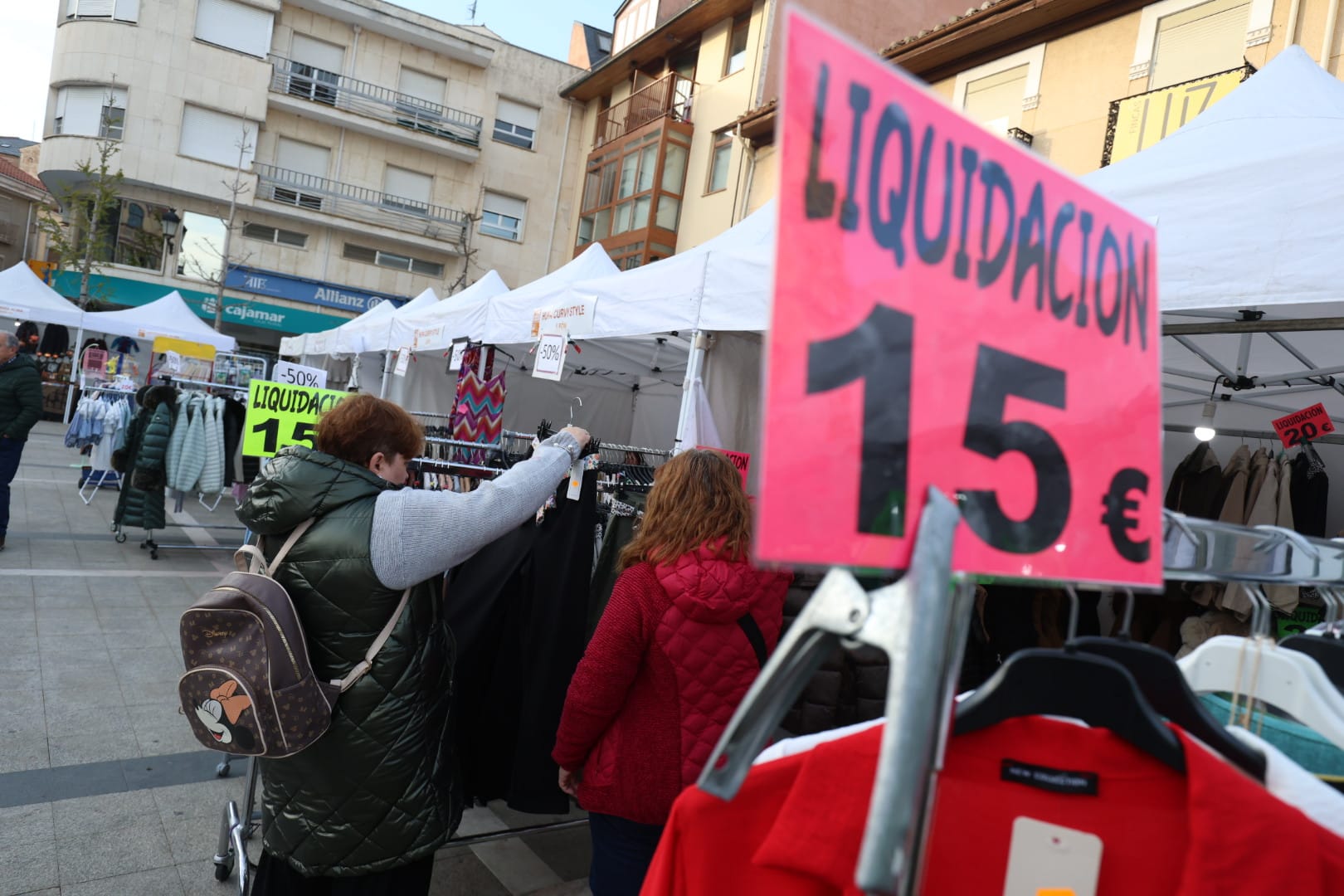 Las mejores gangas llenan la Plaza Mayor de La Bañeza. | FERNANDO OTERO Las mejores gangas llenan la Plaza Mayor de La Bañeza. | FERNANDO OTERO