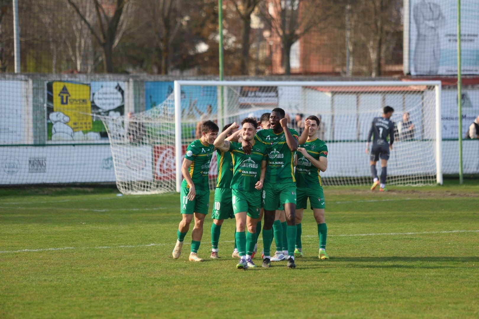 El Astorga celebra uno de sus goles frente a la Gimnástica. | FERNANDO OTERO El Astorga celebra uno de sus goles frente a la Gimnástica. | FERNANDO OTERO