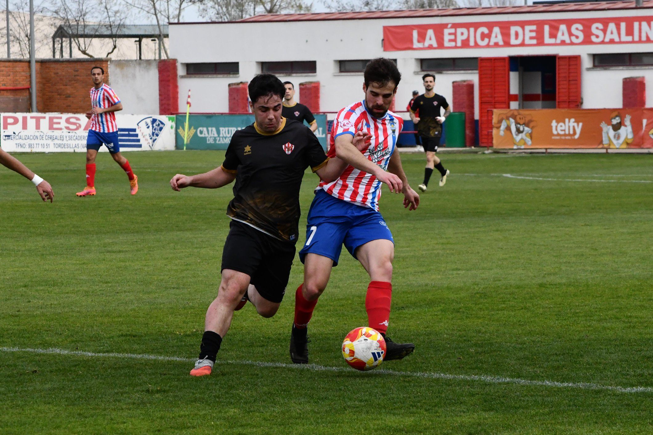 Bembibre y Tordesillas pugnan por un balón dividido durante el encuentro.  ATLÉTICO TORDESILLAS