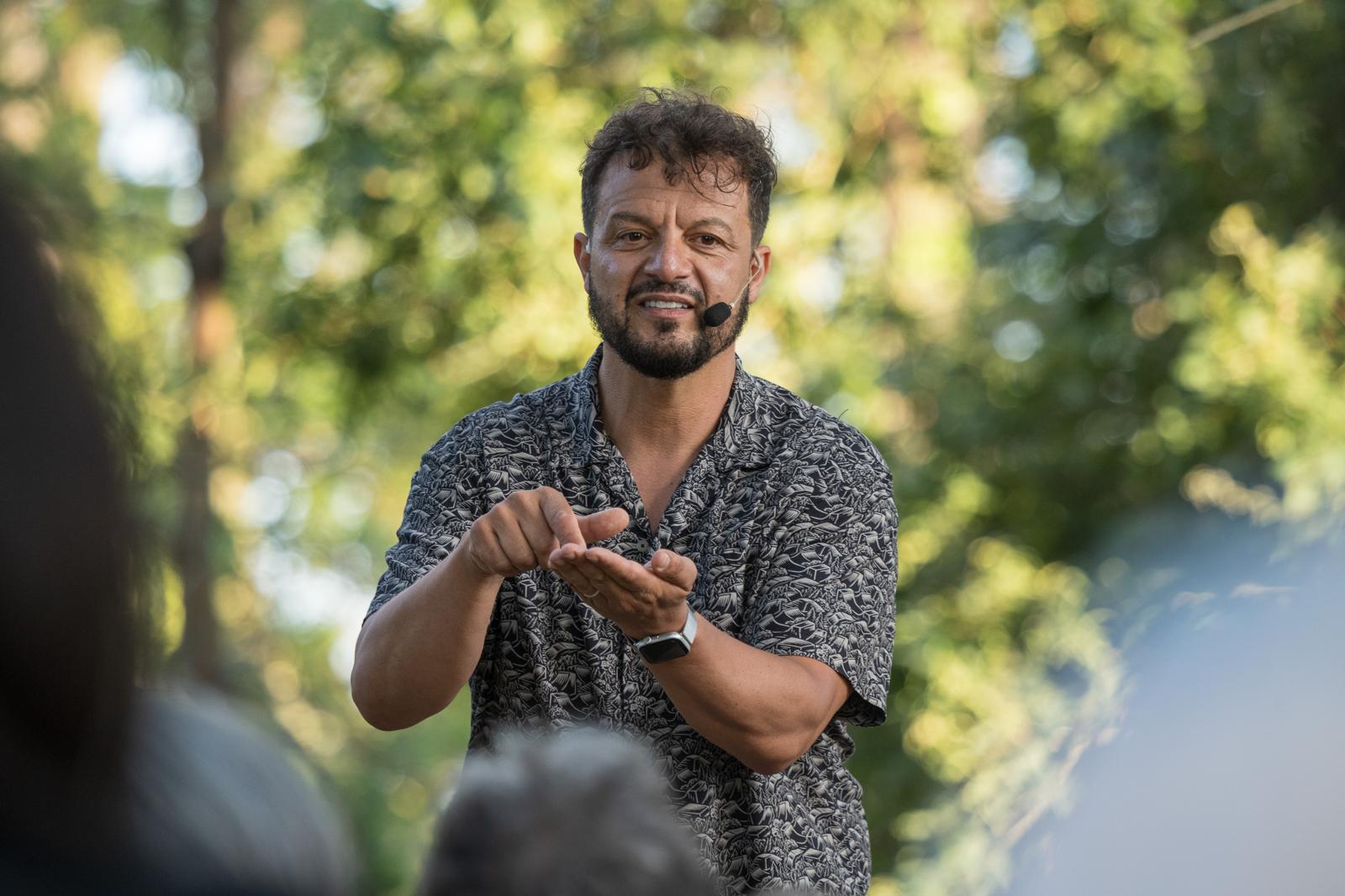 El contador de historias zamorano recibió el Premio Diálogo de 2021 por su trabajo de recopilación y difusión de la cultura popular. | CEDIDA El contador de historias zamorano recibió el Premio Diálogo de 2021 por su trabajo de recopilación y difusión de la cultura popular. | CEDIDA