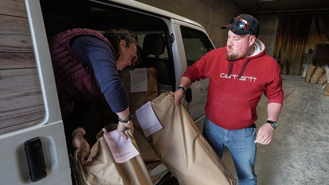 Dos de los tres hermanos, Ana y Julín (por aquello de ser Julio el padre ) mano a mano para cargar e iniciar el reparto de una ruta